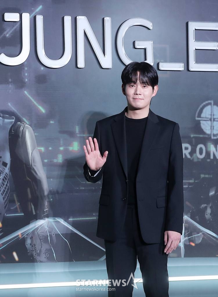 배우 류경수가 12일 오전 서울 광진구 롯데시네마 건대입구점에서 진행된 넷플릭스 오리지널 '정이' 제작보고회에 참석해 포즈를 취하고 있다. '정이'는 기후변화로 폐허가 된 지구를 벗어나 이주한 쉘터에서 발생한 전쟁을 끝내기 위해 전설적인 용병 '정이'의 뇌를 복제, 최고의 전투 A.I.를 개발하려는 사람들의 이야기를 그린 SF 영화다. 오는 20일 공개. 2023.01.12 /사진=김창현 기자 chmt@