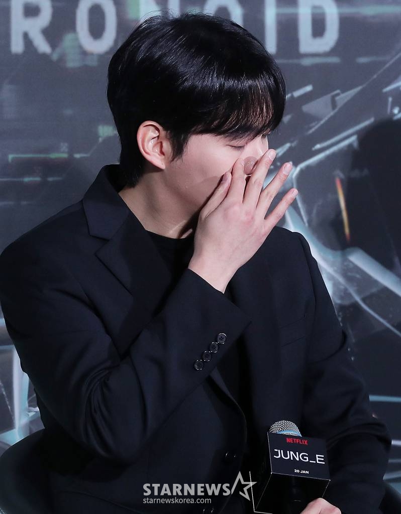 배우 류경수가 12일 오전 서울 광진구 롯데시네마 건대입구점에서 진행된 넷플릭스 오리지널 '정이' 제작보고회에서 함께 출연했던 故 강수연 생각에 눈물을 훔치고 있다. '정이'는 기후변화로 폐허가 된 지구를 벗어나 이주한 쉘터에서 발생한 전쟁을 끝내기 위해 전설적인 용병 '정이'의 뇌를 복제, 최고의 전투 A.I.를 개발하려는 사람들의 이야기를 그린 SF 영화다. 오는 20일 공개. 2023.01.12 /사진=김창현 기자 chmt@