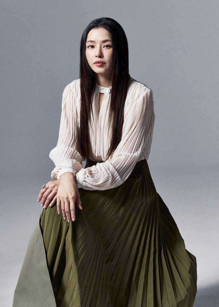 영화 '유령'(감독 이해영)의 주연배우 이하늬가 12일 오전 진행된 개봉 인터뷰를 위해 포즈를 취하고 있다. 1933년 경성, 조선총독부에 항일조직이 심어놓은 스파이 '유령'으로 의심받으며 외딴 호텔에 갇힌 용의자들이 의심을 뚫고 탈출하기 위해 벌이는 사투와 진짜 '유령'의 멈출 수 없는 작전을 그린 영화 '유령'은 오는 18일 개봉한다. /사진제공=CJENM 2023.01.12 /사진=이동훈 기자 photoguy@