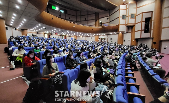 13일 전북도청 대강당에서 열린 전북현대 토크콘서트&팬사인회에 참석한 팬들. /사진=김명석 기자