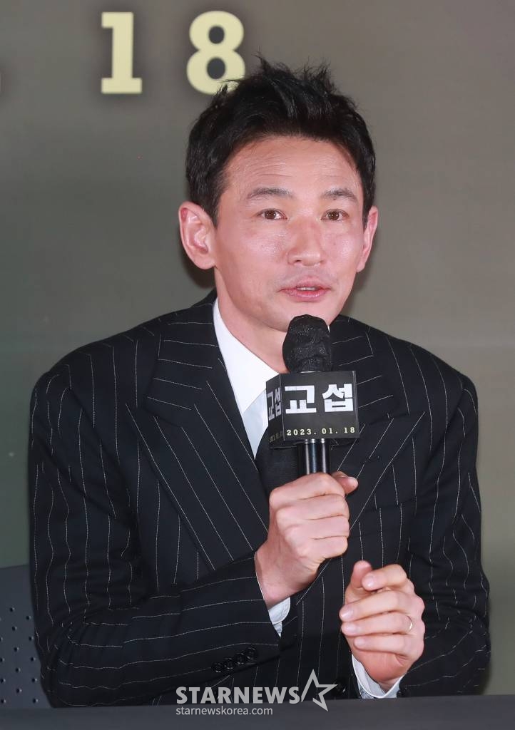 배우 황정민이 13일 오후 서울 메가박스 코엑스에서 진행된 영화 '교섭'(감독 임순례) 언론시사회에 참석해 질문에 답하고 있다.  분쟁지역 아프가니스탄에서 탈레반에 인질로 한국인들이 납치된 피랍 사건을 배경으로 교섭 전문 외교관 재호(황정민 분)와 국정원 요원 대식(현빈)이 만나며 벌어지는 이야기 '교섭'은 오는 18일 개봉한다. /2023.01.13 /사진=이동훈 기자 photoguy@
