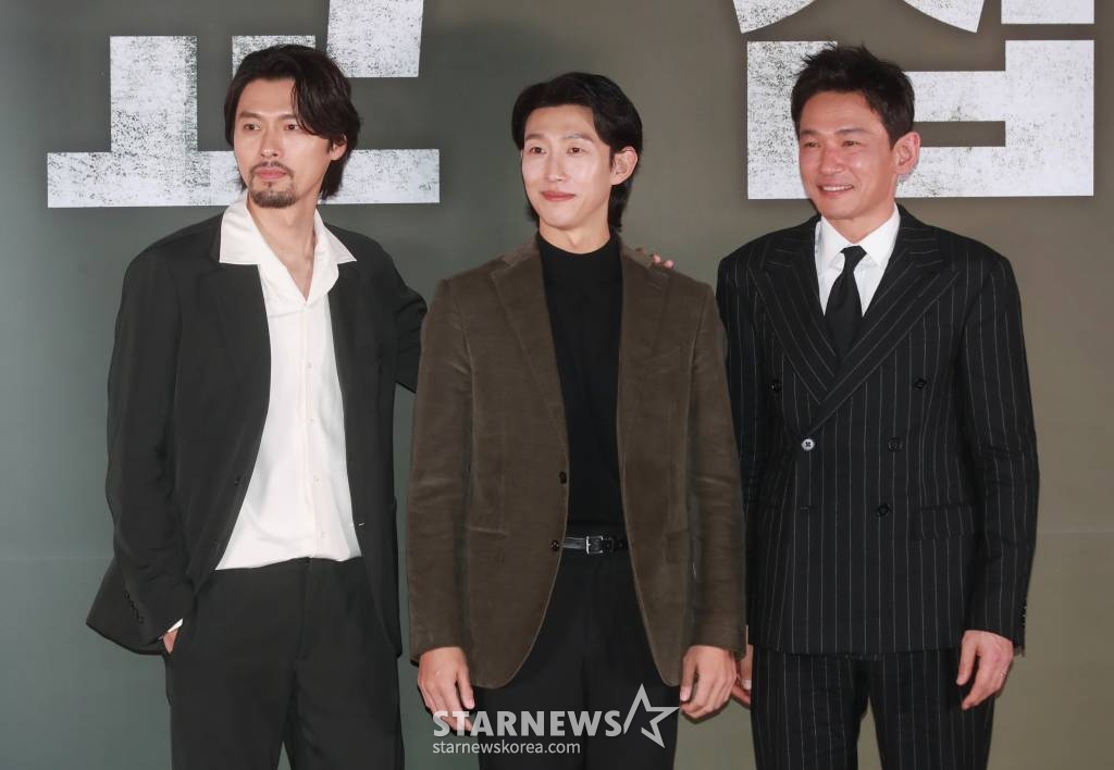 배우 현빈, 강기영, 황정민이 13일 오후 서울 메가박스 코엑스에서 진행된 영화 '교섭'(감독 임순례) 언론시사회에 참석해 포즈를 취하고 있다. 분쟁지역 아프가니스탄에서 탈레반에 인질로 한국인들이 납치된 피랍 사건을 배경으로 교섭 전문 외교관 재호(황정민 분)와 국정원 요원 대식(현빈)이 만나며 벌어지는 이야기 '교섭'은 오는 18일 개봉한다. /2023.01.13 /사진=이동훈 기자 photoguy@