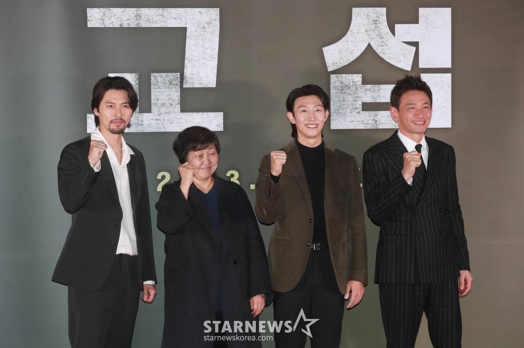 현빈, 임순례 감독, 강기영, 황정민이 13일 오후 서울 메가박스 코엑스에서 진행된 영화 '교섭'(감독 임순례) 언론시사회에 참석해 포즈를 취하고 있다. 분쟁지역 아프가니스탄에서 탈레반에 인질로 한국인들이 납치된 피랍 사건을 배경으로 교섭 전문 외교관 재호(황정민 분)와 국정원 요원 대식(현빈)이 만나며 벌어지는 이야기 '교섭'은 오는 18일 개봉한다. /2023.01.13 /사진=이동훈 기자 photoguy@