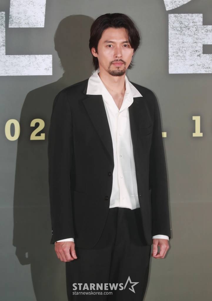 배우 현빈이 13일 오후 서울 메가박스 코엑스에서 진행된 영화 '교섭'(감독 임순례) 언론시사회에 참석해 포즈를 취하고 있다. 분쟁지역 아프가니스탄에서 탈레반에 인질로 한국인들이 납치된 피랍 사건을 배경으로 교섭 전문 외교관 재호(황정민 분)와 국정원 요원 대식(현빈)이 만나며 벌어지는 이야기 '교섭'은 오는 18일 개봉한다. /2023.01.13 /사진=이동훈 기자 photoguy@