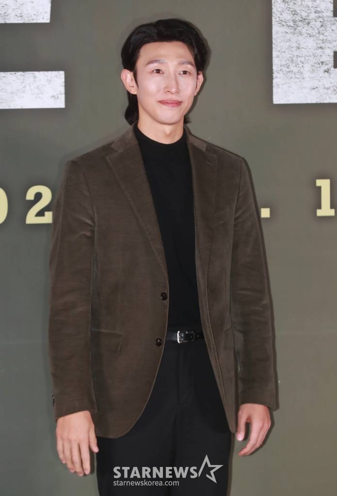 배우 강기영이 13일 오후 서울 메가박스 코엑스에서 진행된 영화 '교섭'(감독 임순례) 언론시사회에 참석해 포즈를 취하고 있다. 분쟁지역 아프가니스탄에서 탈레반에 인질로 한국인들이 납치된 피랍 사건을 배경으로 교섭 전문 외교관 재호(황정민 분)와 국정원 요원 대식(현빈)이 만나며 벌어지는 이야기 '교섭'은 오는 18일 개봉한다. /2023.01.13 /사진=이동훈 기자 photoguy@