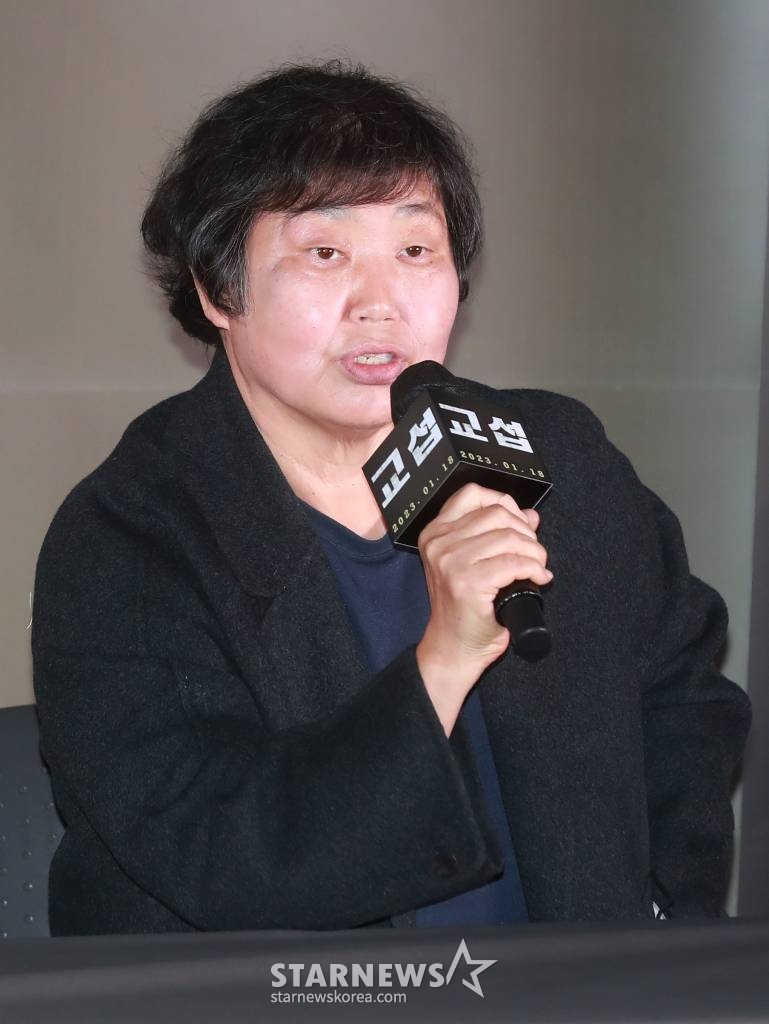 임순례 감독이 13일 오후 서울 메가박스 코엑스에서 진행된 영화 '교섭'(감독 임순례) 언론시사회에 참석해 질문에 답하고 있다. 분쟁지역 아프가니스탄에서 탈레반에 인질로 한국인들이 납치된 피랍 사건을 배경으로 교섭 전문 외교관 재호(황정민 분)와 국정원 요원 대식(현빈)이 만나며 벌어지는 이야기 '교섭'은 오는 18일 개봉한다. /2023.01.13 /사진=이동훈 기자 photoguy@