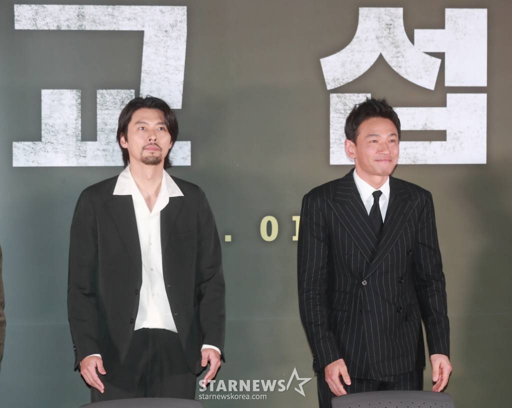 배우 현빈, 황정민이 13일 오후 서울 메가박스 코엑스에서 진행된 영화 '교섭'(감독 임순례) 언론시사회에 참석해 무대로 들어서고 있다. 분쟁지역 아프가니스탄에서 탈레반에 인질로 한국인들이 납치된 피랍 사건을 배경으로 교섭 전문 외교관 재호(황정민 분)와 국정원 요원 대식(현빈)이 만나며 벌어지는 이야기 '교섭'은 오는 18일 개봉한다. /2023.01.13 /사진=이동훈 기자 photoguy@