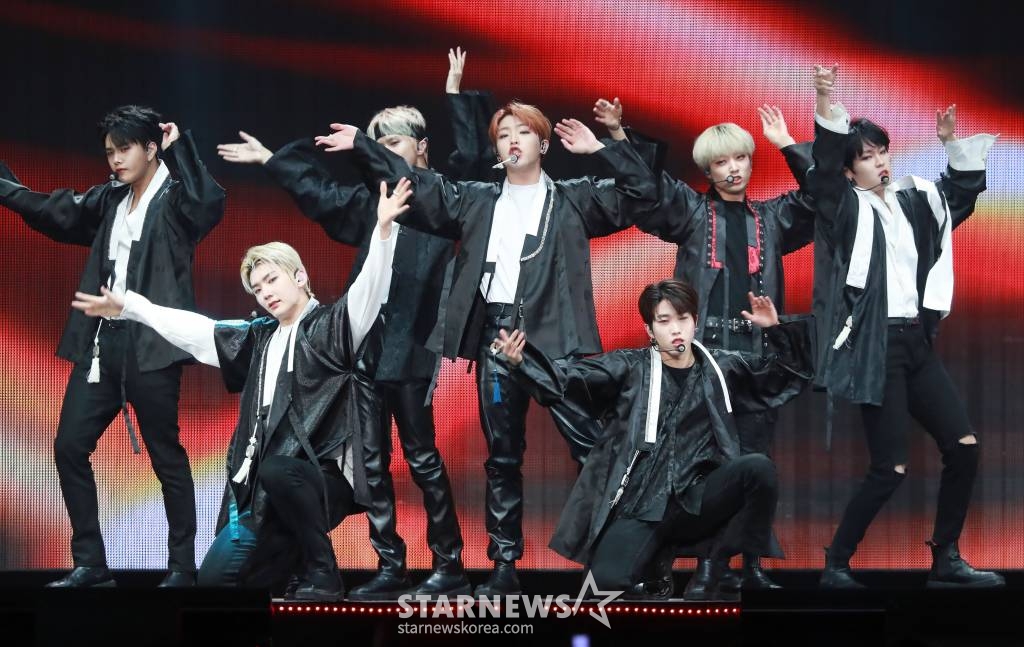 그룹 킹덤이 14일 오후 일본 나고야 니혼가이시홀에서 열린 스타뉴스 주최 '2022 Asia Artist Awards IN JAPAN'(2022 아시아 아티스트 어워즈, 이하 2022 AAA) 애프터 스테이지에서 커버 무대를 펼치고 있다. /2022.12.14 /사진=이동훈 기자 photoguy@