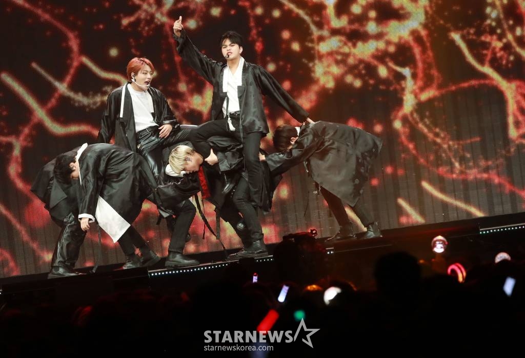 그룹 킹덤이 14일 오후 일본 나고야 니혼가이시홀에서 열린 스타뉴스 주최 '2022 Asia Artist Awards IN JAPAN'(2022 아시아 아티스트 어워즈, 이하 2022 AAA) 애프터 스테이지에서 커버 무대를 펼치고 있다. /2022.12.14 /사진=이동훈 기자 photoguy@