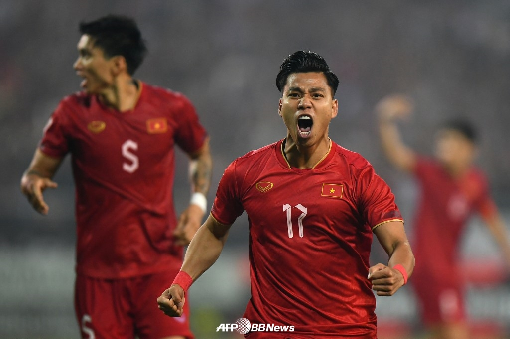 부 반 탄(오른쪽)이 환상 중거리포를 터트리며 승부를 2-2 원점으로 돌린 뒤 포효하고 있다. /AFPBBNews=뉴스1