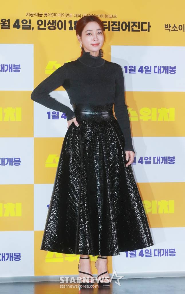 배우 이민정이 19일 오후 서울 광진구 롯데시네마 건대입구점에서 진행된 영화 '스위치'(감독 마대윤) 언론시사회에 참석해 포즈를 취하고 있다. 캐스팅 0순위 천만배우이자 자타공인 스캔들 메이커, 화려한 싱글 라이프를 만끽하던 톱스타 ‘박강’이 크리스마스에 인생이 180도 뒤바뀌는 순간을 맞이하면서 벌어지는 이야기 '스위치'는 내년 1월 4일 개봉한다. /2022.12.19 /사진=이동훈 기자 photoguy@