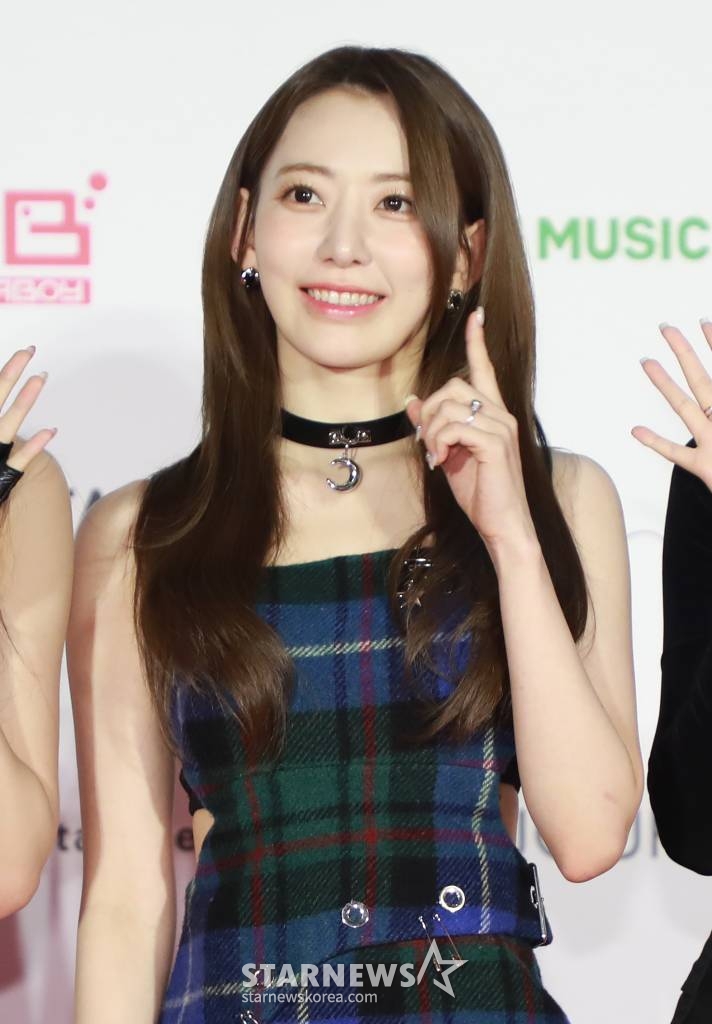 걸그룹 르세라핌 사쿠라가 13일 오후 일본 나고야 니혼가이시홀에서 열린 스타뉴스-미디어보이 주최 '2022 Asia Artist Awards IN JAPAN'(2022 아시아 아티스트 어워즈, 이하 2022 AAA) 레드카펫 행사에 참석해 포즈를 취하고 있다. 스타뉴스와 미디어보이가 주최하고 Asia Artist Awards 조직위원회와 더스타파트너, 컬쳐 엔터테인먼트가 공동 주관한 글로벌 NO.1 시상식 '2022 AAA'는 올 한 해 동안 국내외에서 많은 사랑을 받은 가수, 배우들이 참석해 눈을 뗄 수 없는 화려한 글로벌 축제의 장을 펼쳤다. /2022.12.13 /사진=이동훈 기자 photoguy@