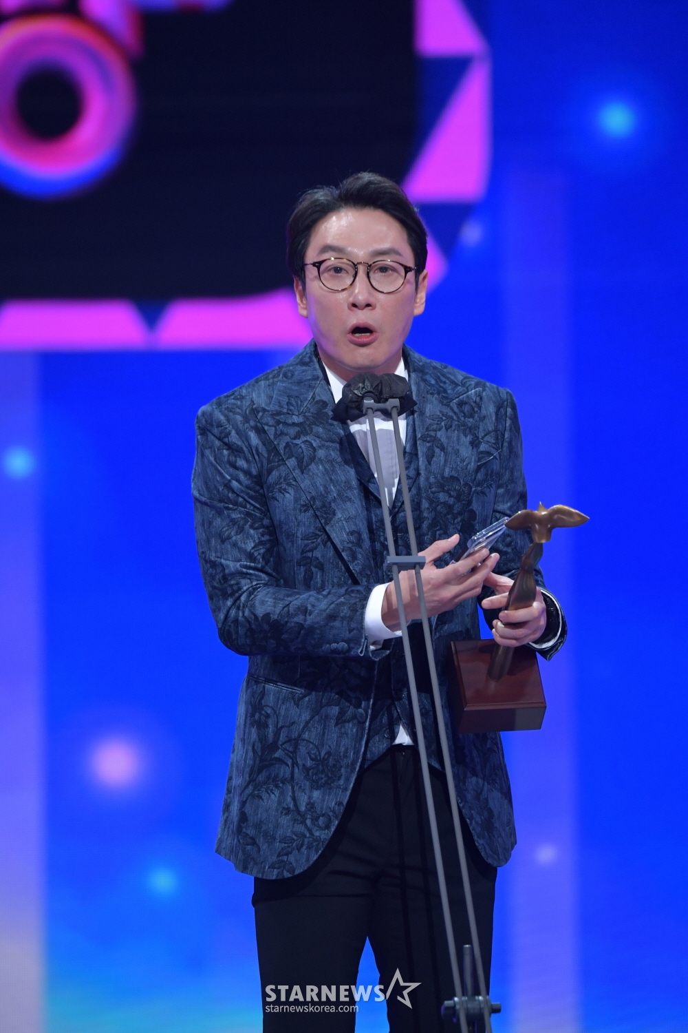 이현주, 이휘재가 25일 오후 진행된 '2021 KBS 연예대상'에서 베스트 커플상을 수상한 뒤 소감을 밝히고 있다. /사진제공=KBS 2021.12.25 /사진=이동훈 기자 photoguy@