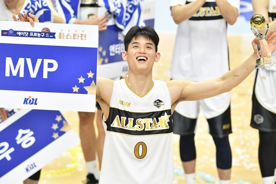 올스타전 MVP를 수상한 하윤기. /사진=KBL 제공