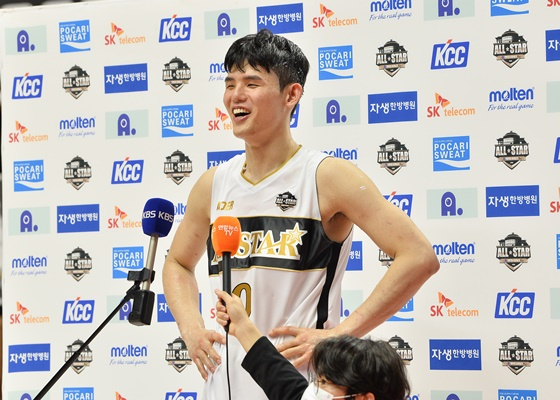올스타전 MVP 수상 소감을 밝히는 하윤기. /사진=KBL 제공