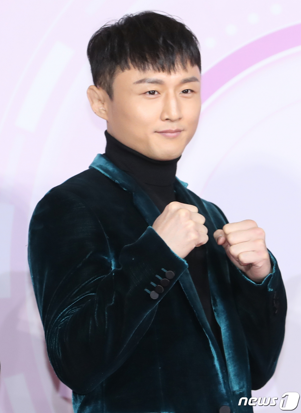 (서울=뉴스1) 권현진 기자 = '순정파이터' 최두호가 17일 서울 마포구 SBS프리즘타워에서 열린 예능인들의 축제 ‘2022 SBS 연예대상’ 레드카펫 행사에서 포즈를 취하고 있다. 2022.12.17/뉴스1 Copyright (C) 뉴스1. All rights reserved. 무단 전재 및 재배포 금지.