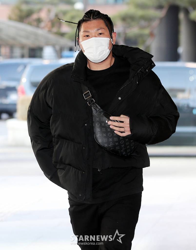 래퍼 던밀스가 16일 오전 서울 마포구 서부지방법원에서 열린 아내 A씨의 신체 일부를 몰래 카메라로 촬영, 유포한 혐의로 불구속 기소된 래퍼 뱃사공의 첫 공판기일에 참석하고 있다. 뱃사공은 지난해 5월 A씨의 폭로 이후 3일 만에 자신의 논란을 인정하며 "제가 잘못한 부분에 대해서 사과하고 반성하겠다. 피해자분이 고소하지는 않으셨지만 죗값을 치르는 게 순리라고 생각돼 경찰서에 왔다. 성실히 조사 받고 다시는 이런 일이 없도록 평생 반성하겠다"면서 경찰에 자수, 성폭력범죄의 처벌 등에 관한 특례법 위반 혐의로 검찰에 송치됐다. 2023.01.16. /사진=김창현 기자 chmt@