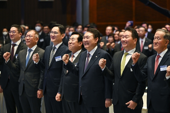 (왼쪽부터) 구광모 LG그룹 회장, 정의선 현대자동차그룹 회장, 이재용 삼성전자 회장, 김기문 중소기업중앙회 회장, 윤석열 대통령, 최태원 대한상공회의소 회장, 허창수 전국경제인연합회장. /대통령실 제공