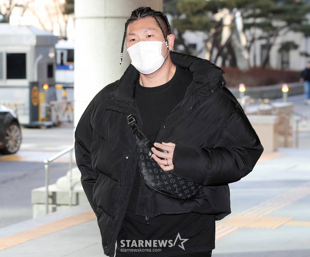래퍼 던밀스가 16일 오전 서울 마포구 서부지방법원에서 열린 아내 A씨의 신체 일부를 몰래 카메라로 촬영, 유포한 혐의로 불구속 기소된 래퍼 뱃사공의 첫 공판기일에 참석하고 있다. 뱃사공은 지난해 5월 A씨의 폭로 이후 3일 만에 자신의 논란을 인정하며 "제가 잘못한 부분에 대해서 사과하고 반성하겠다. 피해자분이 고소하지는 않으셨지만 죗값을 치르는 게 순리라고 생각돼 경찰서에 왔다. 성실히 조사 받고 다시는 이런 일이 없도록 평생 반성하겠다"면서 경찰에 자수, 성폭력범죄의 처벌 등에 관한 특례법 위반 혐의로 검찰에 송치됐다. 2023.01.16. /사진=김창현 기자 chmt@