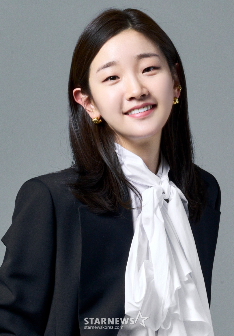 영화 '유령'(감독 이해영)의 주연배우 박소담이 16일 오후 진행된 개봉 인터뷰를 위해 포즈를 취하고 있다. 1933년 경성, 조선총독부에 항일조직이 심어놓은 스파이 '유령'으로 의심받으며 외딴 호텔에 갇힌 용의자들이 의심을 뚫고 탈출하기 위해 벌이는 사투와 진짜 '유령'의 멈출 수 없는 작전을 그린 영화 '유령'은 오는 18일 개봉한다. /사진제공=CJENM 2023.01.16 /사진=이동훈 기자 photoguy@