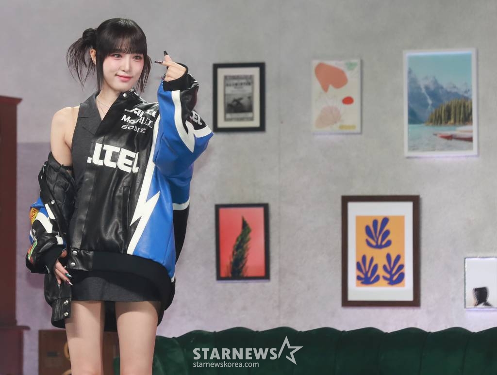 가수 최예나(YENA)가 16일 오후 서울 용산구 블루스퀘어에서 진행된 첫 번째 싱글앨범 '러브 워'(Love War) 발매기념 쇼케이스에서 포즈를 취하고 있다. 이번 앨범에는 타이틀 곡 '러브 워'를 비롯해 인트로곡 '러브 이즈 오버'(Love is over), '워시 어웨이'(Wash Away) 등이 수록됐다. /2023.0116 /사진=이동훈 기자 photoguy@