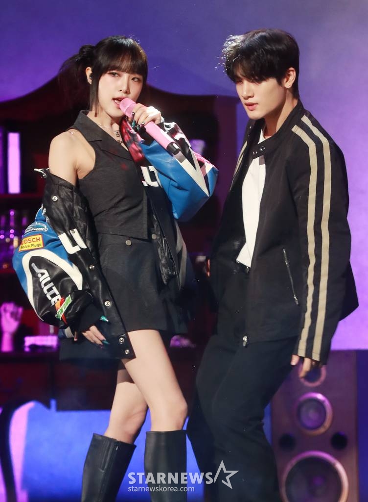 가수 최예나(YENA)가 16일 오후 서울 용산구 블루스퀘어에서 진행된 첫 번째 싱글앨범 '러브 워'(Love War) 발매기념 쇼케이스에서 신곡을 선보이고 있다. 이번 앨범에는 타이틀 곡 '러브 워'를 비롯해 인트로곡 '러브 이즈 오버'(Love is over), '워시 어웨이'(Wash Away) 등이 수록됐다. /2023.0116 /사진=이동훈 기자 photoguy@