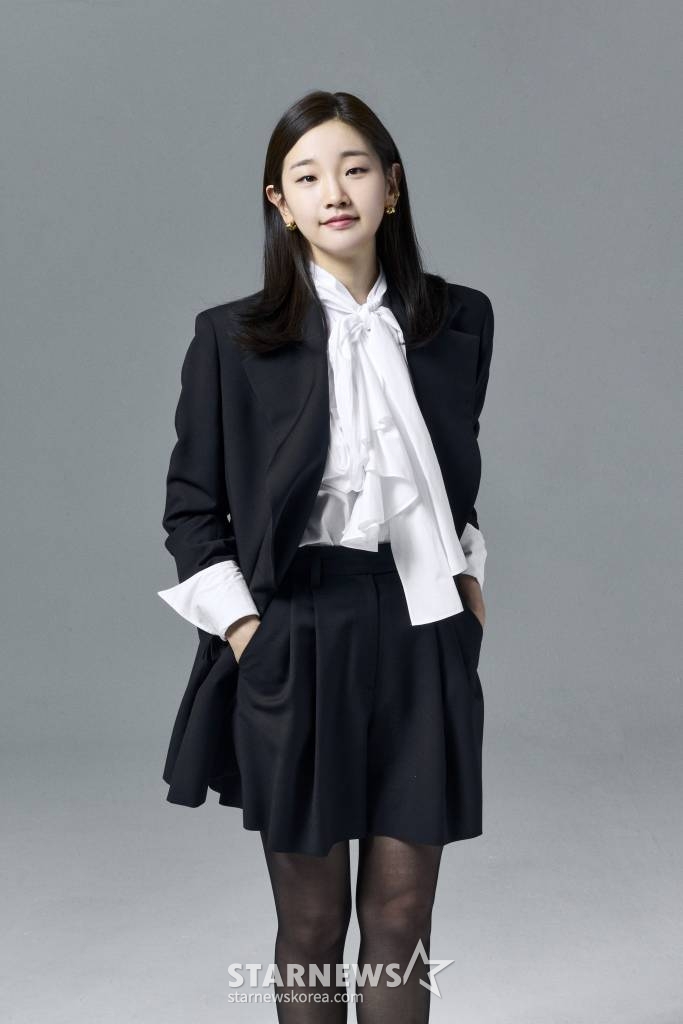 영화 '유령'(감독 이해영)의 주연배우 박소담이 16일 오후 진행된 개봉 인터뷰를 위해 포즈를 취하고 있다. 1933년 경성, 조선총독부에 항일조직이 심어놓은 스파이 '유령'으로 의심받으며 외딴 호텔에 갇힌 용의자들이 의심을 뚫고 탈출하기 위해 벌이는 사투와 진짜 '유령'의 멈출 수 없는 작전을 그린 영화 '유령'은 오는 18일 개봉한다. /사진제공=CJENM 2023.01.16 /사진=이동훈 기자 photoguy@