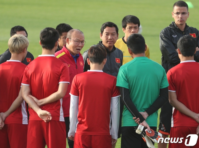 박항서 베트남 축구대표팀 감독이 2019년 1월 아시안컵 8강전 일본과의 경기를 하루 앞둔 23일 오후(현지시간) 아랍에미리트연합(UAE) 두바이 후마이드 알 타이어 스타디움에서 열린 공식 훈련에서 선수들과 대화하고 있다. /사진=뉴스1