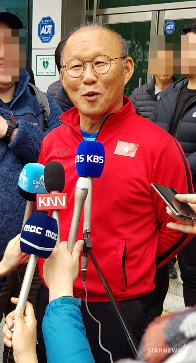 박항서 감독이 2019년 12월 베트남 축구 대표팀을 이끌고 경상남도 통영을 찾아 전지훈련을 실시하면서 취재진과 인터뷰에 임하고 있다. /사진=김우종 기자