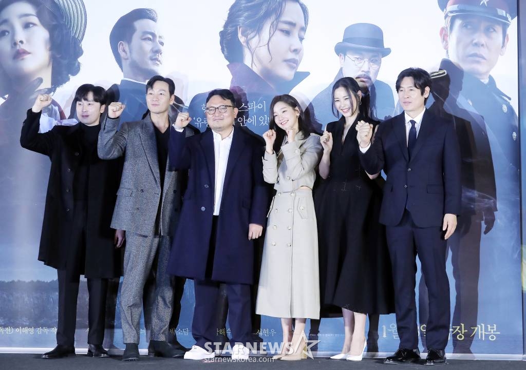 이해영 감독(왼쪽 세번재), 배우 서현우, 박해수, 박소담, 이하늬, 설경구가 19일 오전 서울 용산구 아이파크몰 CGV에서 진행된 영화 '유령' 제작보고회에 참석해 포즈를 취하고 있다. '유령'은 1933년 경성, 조선총독부에 항일조직이 심어놓은 스파이 '유령'으로 의심받으며 외딴 호텔에 갇힌 용의자들이 의심을 뚫고 탈출하기 위해 벌이는 사투와 진짜 '유령'의 멈출 수 없는 작전을 그린다. 내달 18일 개봉예정. 2022.12.19 /사진=김창현 기자 chmt@