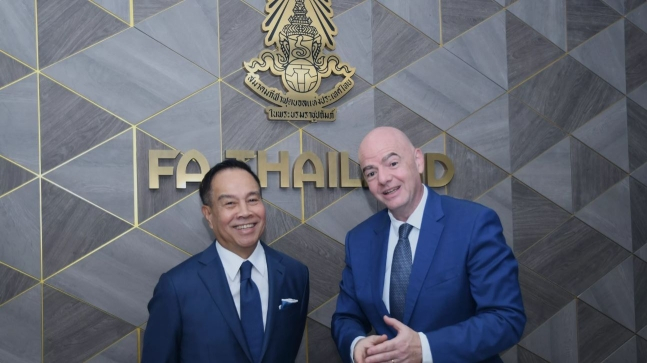 잔니 인판티노(오른쪽) FIFA 회장과 솜욧 품판무앙 태국축구협회장. /사진=FIFA