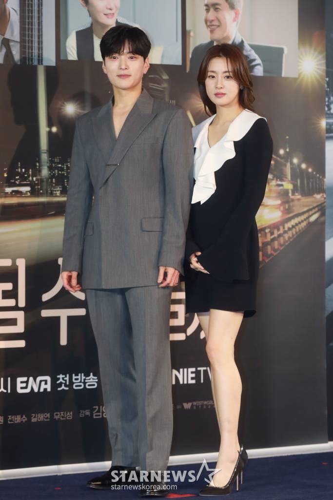 배우 장승조, 강소라가 18일 오후 서울 마포구 상암동 스탠포드 호텔에서 진행된 지니TV 드라마 '남이 될 수 있을까' 제작발표회에 참석해 포즈를 취하고 있다. 이혼은 쉽고 이별은 어려운 이혼 전문 변호사들의 사랑과 인생 성장기 '남이 될 수 있을까'는 오늘(18일) 첫 방송된다. /2023.01.18 /사진=이동훈 기자 photoguy@