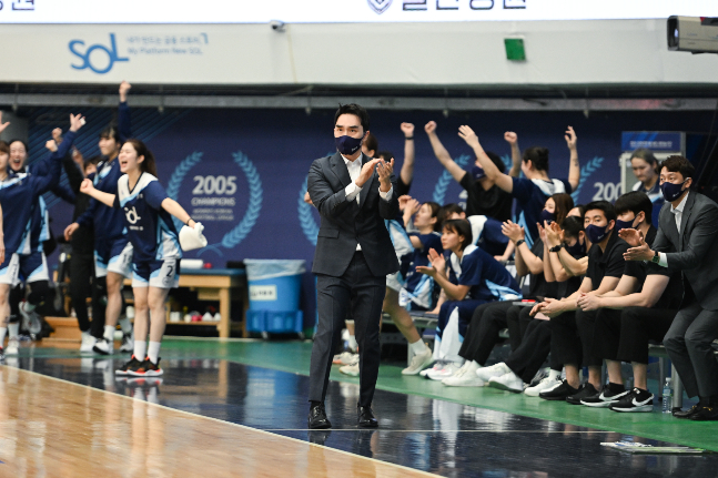 신한은행의 득점이 성공한 뒤 기뻐하고 있는 구나단 감독과 선수들. /사진=WKBL