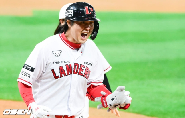 최정이 지난해 11월 1일 인천 SSG랜더스필드에서 열린 키움 히어로즈와 2022 KBO 포스트시즌 한국시리즈 1차전에서 3회 솔로 홈런을 친 뒤 포효하고 있다.