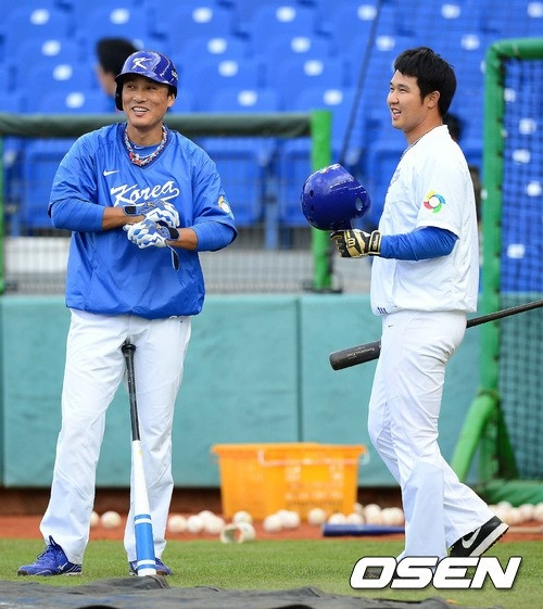 2013년 3월 4일 월드베이스볼클래식(WBC) 대표팀에서 뛰던 이승엽(왼쪽)과 최정이 대만 타이중 인터컨티넨탈구장에서 호주전을 앞두고 즐겁게 이야기를 나누고 있다.