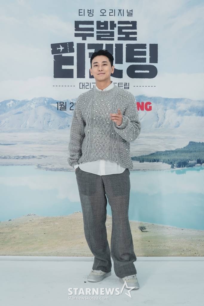 배우 주지훈이 19일 오전 온라인으로 진행된 티빙 예능 '두발로 티켓팅' 제작발표회에 참석해 포즈를 취하고 있다. '두발로 티켓팅'은 하정우, 주지훈, 최민호, 여진구 등 이름만 들어도 설레는 대한민국 대표 스타들이 뭉쳐 더 많은 청춘들을 여행 보내주기 위해 고군분투하는 본격 대리고생 로드트립이다. 오는 20일 공개. / 사진제공 = 티빙 /사진=김창현 기자 chmt@