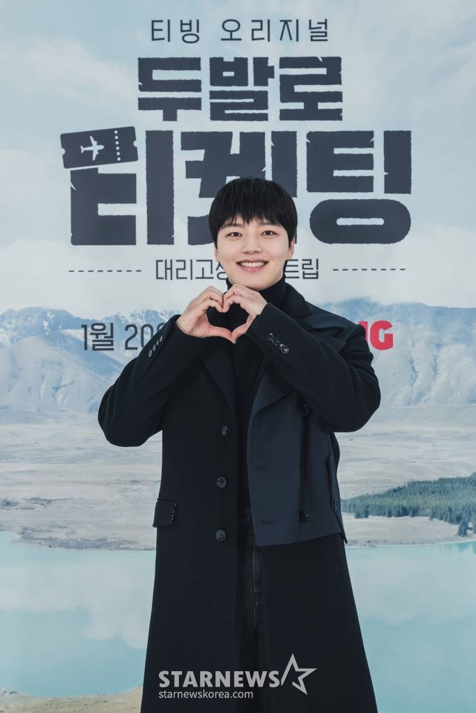 배우 여진구가 19일 오전 온라인으로 진행된 티빙 예능 '두발로 티켓팅' 제작발표회에 참석해 포즈를 취하고 있다. '두발로 티켓팅'은 하정우, 주지훈, 최민호, 여진구 등 이름만 들어도 설레는 대한민국 대표 스타들이 뭉쳐 더 많은 청춘들을 여행 보내주기 위해 고군분투하는 본격 대리고생 로드트립이다. 오는 20일 공개. / 사진제공 = 티빙 /사진=김창현 기자 chmt@