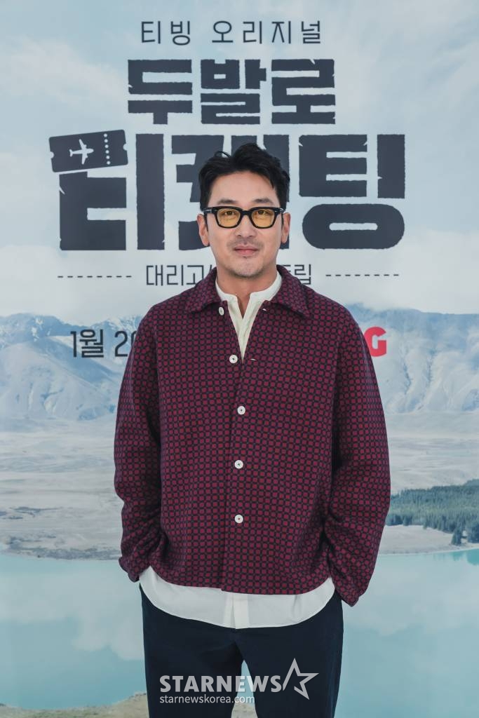 배우 하정우가 19일 오전 온라인으로 진행된 티빙 예능 '두발로 티켓팅' 제작발표회에 참석해 포즈를 취하고 있다. '두발로 티켓팅'은 하정우, 주지훈, 최민호, 여진구 등 이름만 들어도 설레는 대한민국 대표 스타들이 뭉쳐 더 많은 청춘들을 여행 보내주기 위해 고군분투하는 본격 대리고생 로드트립이다. 오는 20일 공개. / 사진제공 = 티빙 /사진=김창현 기자 chmt@