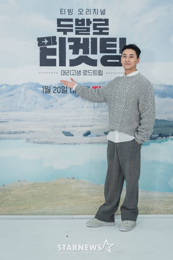 배우 주지훈이 19일 오전 온라인으로 진행된 티빙 예능 '두발로 티켓팅' 제작발표회에 참석해 포즈를 취하고 있다. '두발로 티켓팅'은 하정우, 주지훈, 최민호, 여진구 등 이름만 들어도 설레는 대한민국 대표 스타들이 뭉쳐 더 많은 청춘들을 여행 보내주기 위해 고군분투하는 본격 대리고생 로드트립이다. 오는 20일 공개. / 사진제공 = 티빙 /사진=김창현 기자 chmt@
