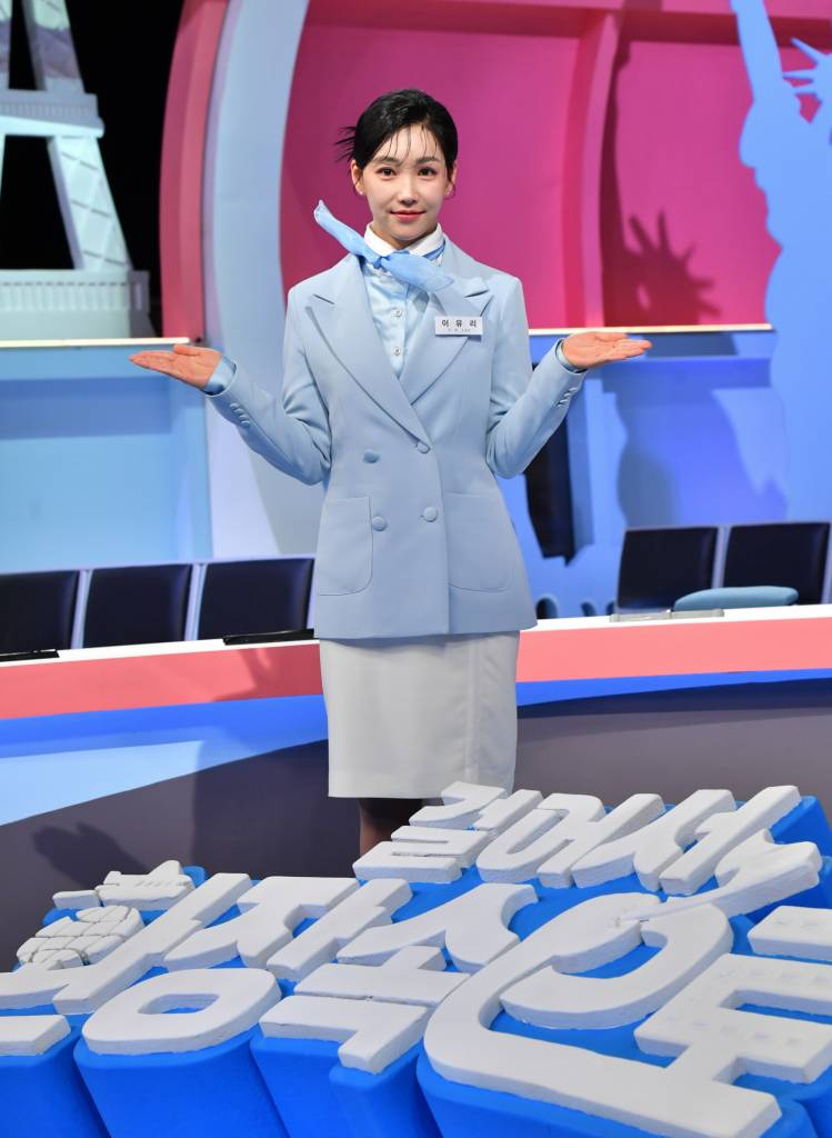 배우 이유리가 19일 오후 온라인 생중계로 진행된 KBS 2TV 예능 '걸어서 환장 속으로' 제작발표회에 참석해 포즈를 취하고 있다. 닮은 듯 다른 스타 가족들의 환상 혹은 환장이 될 좌충우돌 해외여행 '걸어서 환장 속으로'는 오는 22일 첫 방송된다. /사진제공=KBS 2023.01.19 /사진=이동훈 기자 photoguy@