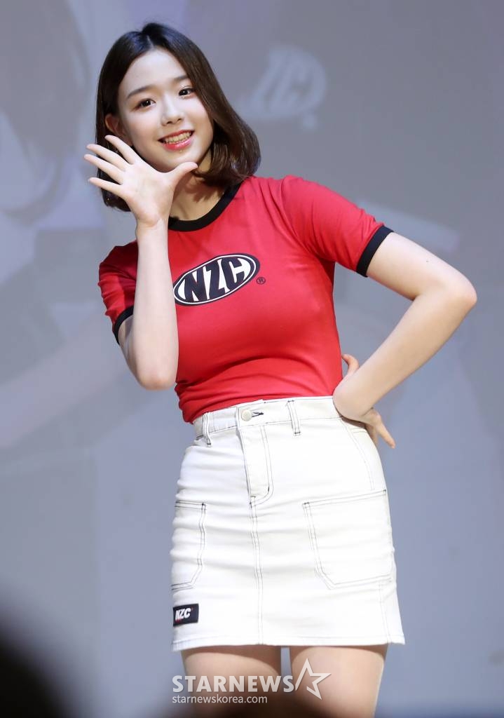 그룹 버스터즈 채연이 31일 오후 서울 강서구 호서예술실용전문학교에서 진행된 새로운 미니앨범 'Pinky promise' 발매 기념 쇼케이스에서 포즈를 취하고 있다. /사진=김휘선 기자 hwijpg@