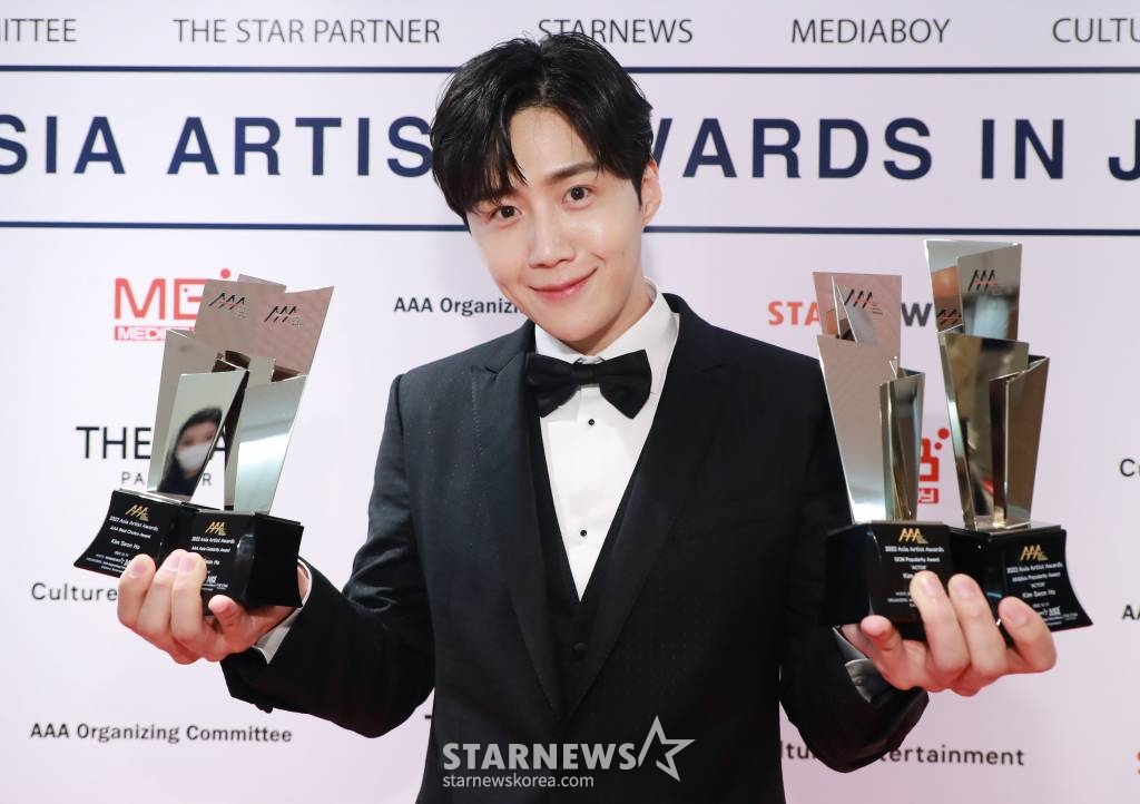 배우 김선호가 13일 오후 일본 나고야 니혼가이시홀에서 열린 스타뉴스-미디어보이 주최 '2022 Asia Artist Awards IN JAPAN'(2022 아시아 아티스트 어워즈, 이하 2022 AAA)에서 AAA 아시아 셀러브리티상을 비롯해 4관왕을 달성한 뒤 포즈를 취하고 있다. 스타뉴스와 미디어보이가 주최하고 Asia Artist Awards 조직위원회와 더스타파트너, 컬쳐 엔터테인먼트가 공동 주관하는 글로벌 NO.1 시상식 '2022 AAA'에는 올 한 해 동안 국내외에서 많은 사랑을 받은 가수, 배우들이 참석해 눈을 뗄 수 없는 화려한 글로벌 축제의 장을 펼친다. 2022.12.13 /사진=이동훈 기자 photoguy@