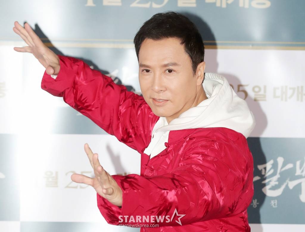 중국 배우 견자단이 19일 오후 서울 광진구 롯데시네마 건대입구점에서 진행된 영화 '천룡팔부: 교봉전' 언론시사회 및 기자간담회에 참석해 포즈를 취하고 있다. '천룡팔부: 교봉전'은 북송 초기 송나라와 거란족의 요나라가 갈등을 겪던 시기를 배경으로, 거지 패거리 개방에 들어가 우두머리인 방주가 된 '교봉'(견자단 분)이 음모에 휩싸여 살인 누명을 쓰고 개방을 스스로 떠나면서 새롭게 시작되는 여정을 담은 정통 무협 액션. 오는 25일 개봉. 2023.01.19 /사진=김창현 기자 chmt@