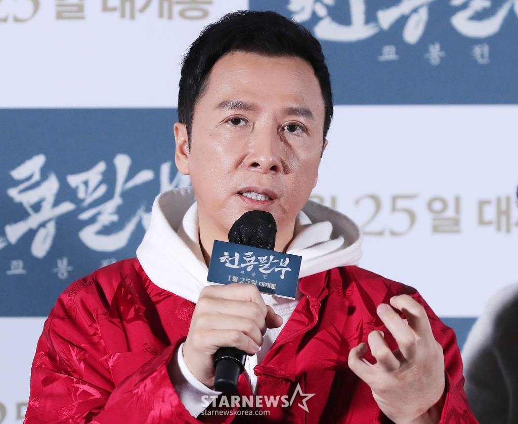 중국 배우 견자단이 19일 오후 서울 광진구 롯데시네마 건대입구점에서 진행된 영화 '천룡팔부: 교봉전' 언론시사회 및 기자간담회에 참석해 인사말을 하고 있다. '천룡팔부: 교봉전'은 북송 초기 송나라와 거란족의 요나라가 갈등을 겪던 시기를 배경으로, 거지 패거리 개방에 들어가 우두머리인 방주가 된 '교봉'(견자단 분)이 음모에 휩싸여 살인 누명을 쓰고 개방을 스스로 떠나면서 새롭게 시작되는 여정을 담은 정통 무협 액션. 오는 25일 개봉. 2023.01.19 /사진=김창현 기자 chmt@
