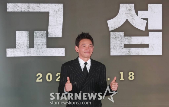 배우 황정민이 13일 오후 서울 메가박스 코엑스에서 진행된 영화 '교섭'(감독 임순례) 언론시사회에 참석해 포즈를 취하고 있다. 분쟁지역 아프가니스탄에서 탈레반에 인질로 한국인들이 납치된 피랍 사건을 배경으로 교섭 전문 외교관 재호(황정민 분)와 국정원 요원 대식(현빈)이 만나며 벌어지는 이야기 '교섭'은 오는 18일 개봉한다. /2023.01.13 /사진=이동훈 기자 photoguy@
