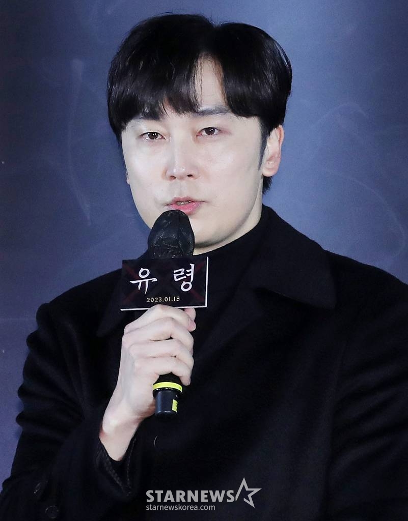 배우 서현우가 19일 오전 서울 용산구 아이파크몰 CGV에서 진행된 영화 '유령' 제작보고회에 참석해 인사말을 하고 있다. '유령'은 1933년 경성, 조선총독부에 항일조직이 심어놓은 스파이 '유령'으로 의심받으며 외딴 호텔에 갇힌 용의자들이 의심을 뚫고 탈출하기 위해 벌이는 사투와 진짜 '유령'의 멈출 수 없는 작전을 그린다. 내달 18일 개봉예정. 2022.12.19 /사진=김창현 기자 chmt@