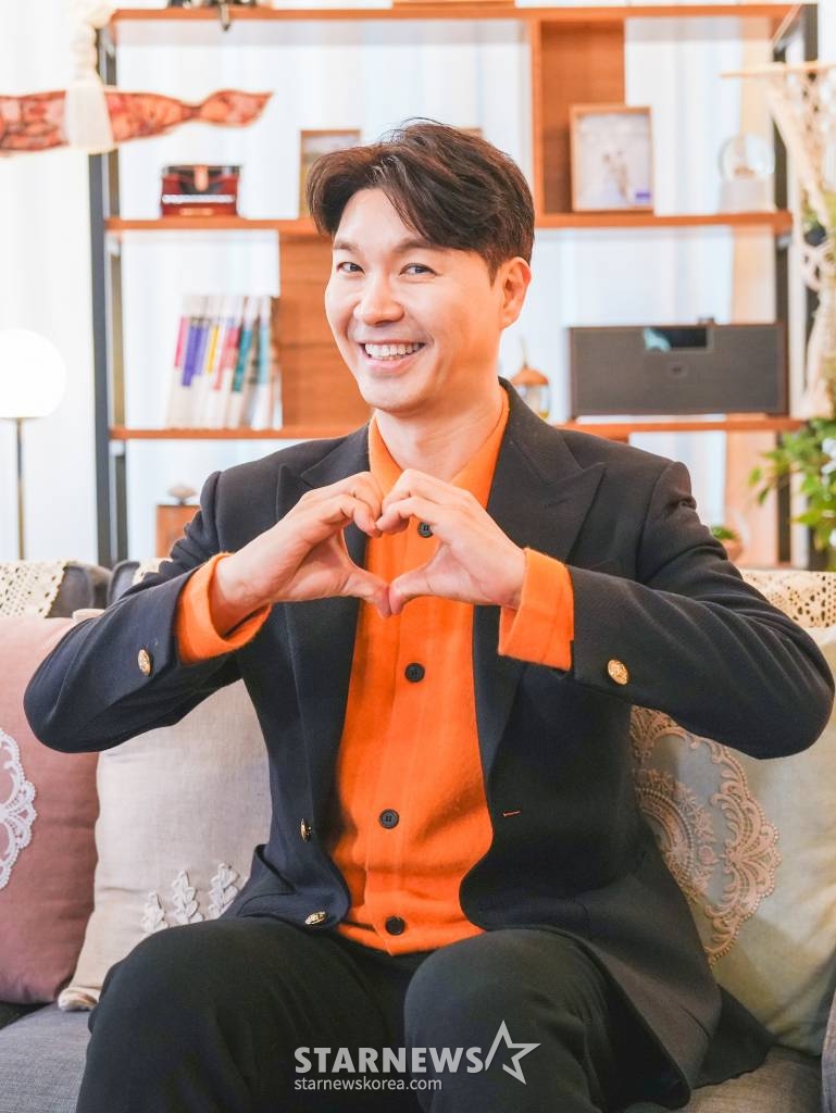 코미디언 박수홍이 26일 온라인 생중계로 진행된 TV조선 '조선의 사랑꾼' 제작발표회에 참석해 포즈를 취하고 있다. 혼자보다 둘이라서 더 아름다운 사랑꾼들 그들의 달콤살벌한 러브스토리를 담은 리얼 다큐 예능 '조선의 사랑꾼'은 오늘(26일) 첫 방송된다. /사진제공=TV조선 2022.12.26 /사진=이동훈 기자 photoguy@