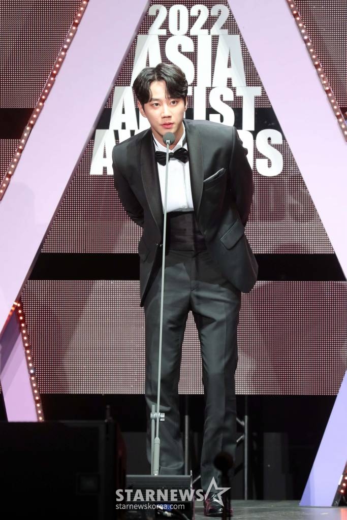 배우 이준영이 13일 오후 일본 나고야 니혼가이시홀에서 열린 스타뉴스-미디어보이 주최 '2022 Asia Artist Awards IN JAPAN'(2022 아시아 아티스트 어워즈, 이하 2022 AAA)에서 AAA 베스트액터상을 수상하고 소감을 말하고 있다. 스타뉴스와 미디어보이가 주최하고 Asia Artist Awards 조직위원회와 더스타파트너, 컬쳐 엔터테인먼트가 공동 주관하는 글로벌 NO.1 시상식 '2022 AAA'에는 올 한 해 동안 국내외에서 많은 사랑을 받은 가수, 배우들이 참석해 눈을 뗄 수 없는 화려한 글로벌 축제의 장을 펼친다. 2022.12.13 /사진=임성균 기자 tjdrbs23@