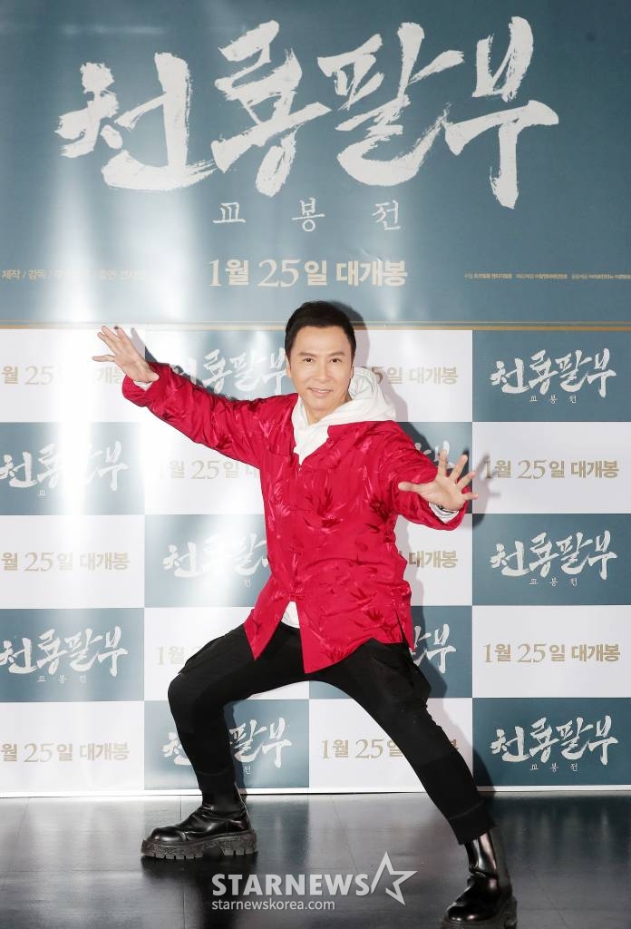 중국 배우 견자단이 19일 오후 서울 광진구 롯데시네마 건대입구점에서 진행된 영화 '천룡팔부: 교봉전' 언론시사회 및 기자간담회에 참석해 포즈를 취하고 있다. '천룡팔부: 교봉전'은 북송 초기 송나라와 거란족의 요나라가 갈등을 겪던 시기를 배경으로, 거지 패거리 개방에 들어가 우두머리인 방주가 된 '교봉'(견자단 분)이 음모에 휩싸여 살인 누명을 쓰고 개방을 스스로 떠나면서 새롭게 시작되는 여정을 담은 정통 무협 액션. 오는 25일 개봉. 2023.01.19 /사진=김창현 기자 chmt@