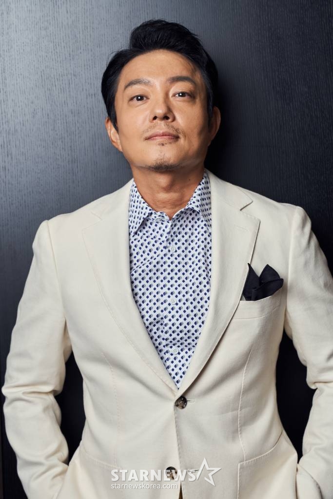 영화 '컴백홈'(감독 이연우)의 주연배우 이범수가 29일 진행된 라운드 인터뷰를 위해 포즈를 취하고 있다. 모든 것을 잃고 15년 만에 고향으로 내려오게 된 무명 개그맨 기세(송새벽 분)가 거대 조직의 보스가 되면서 벌어지는 이야기 '컴백홈'은 10월 5일 개봉예정이다. /사진제공=날개엔터테인먼트 2022.09.29 /사진=이동훈 기자 photoguy@